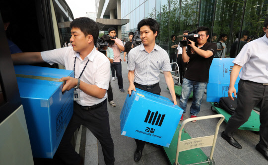 진경준 검사장의 '주식 대박' 의혹을 수사하는 검찰 특임검사팀은 12일 오전부터 진 검사장 자택, 넥슨 창업주 김정주 NXC 회장의 자택과 판교 넥슨코리아, 제주 NXC 사무실 등을 압수 수색했다. 특임검사팀은 진 검사장에 넥슨 측의 특혜가 제공됐다는 의혹을 뒷받침하는 정황을 비롯해 넥슨이 진 검사장에 고가 승용차를 제공했다는 단서를 확보한 것으로 전해졌다. 이날 특임검사팀이 경기도 성남시 판교 넥슨코리아 본사에서 압수물을 담은 박스를 들고 나와 버스에 싣고 있다. 연합뉴스
